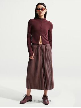 Pleated cropped pants in Tattoo/Sail - deep maroon or dusky purple